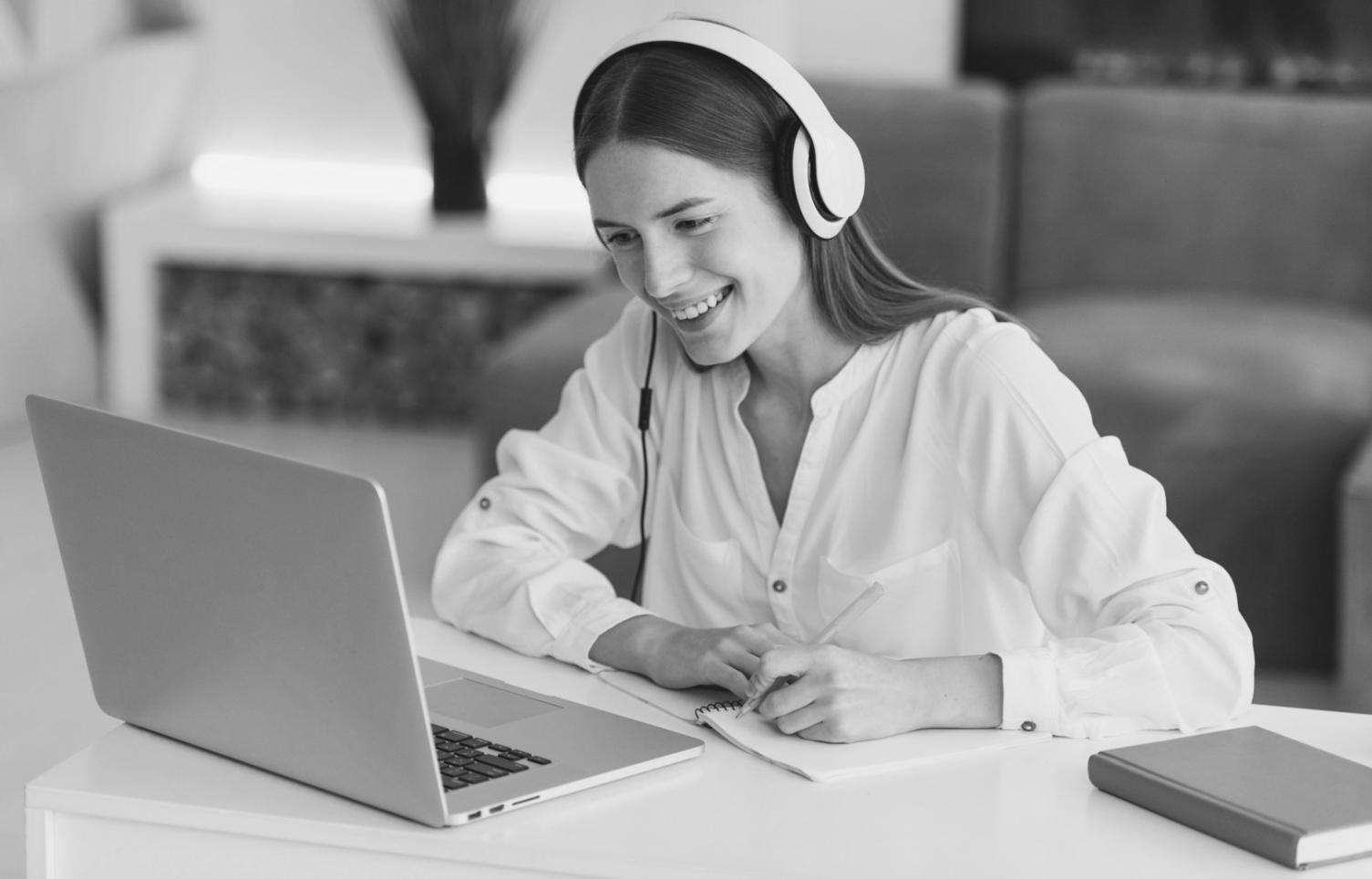 Réunion stratégique entre professionnels de la finance et franchisés