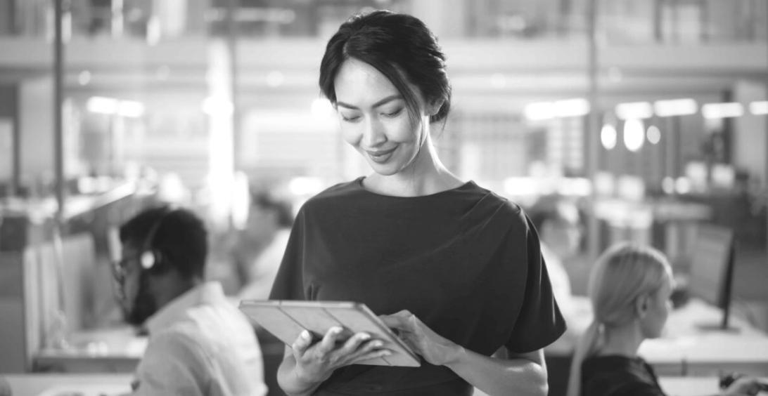 Entrepreneur analysant des documents financiers dans son bureau