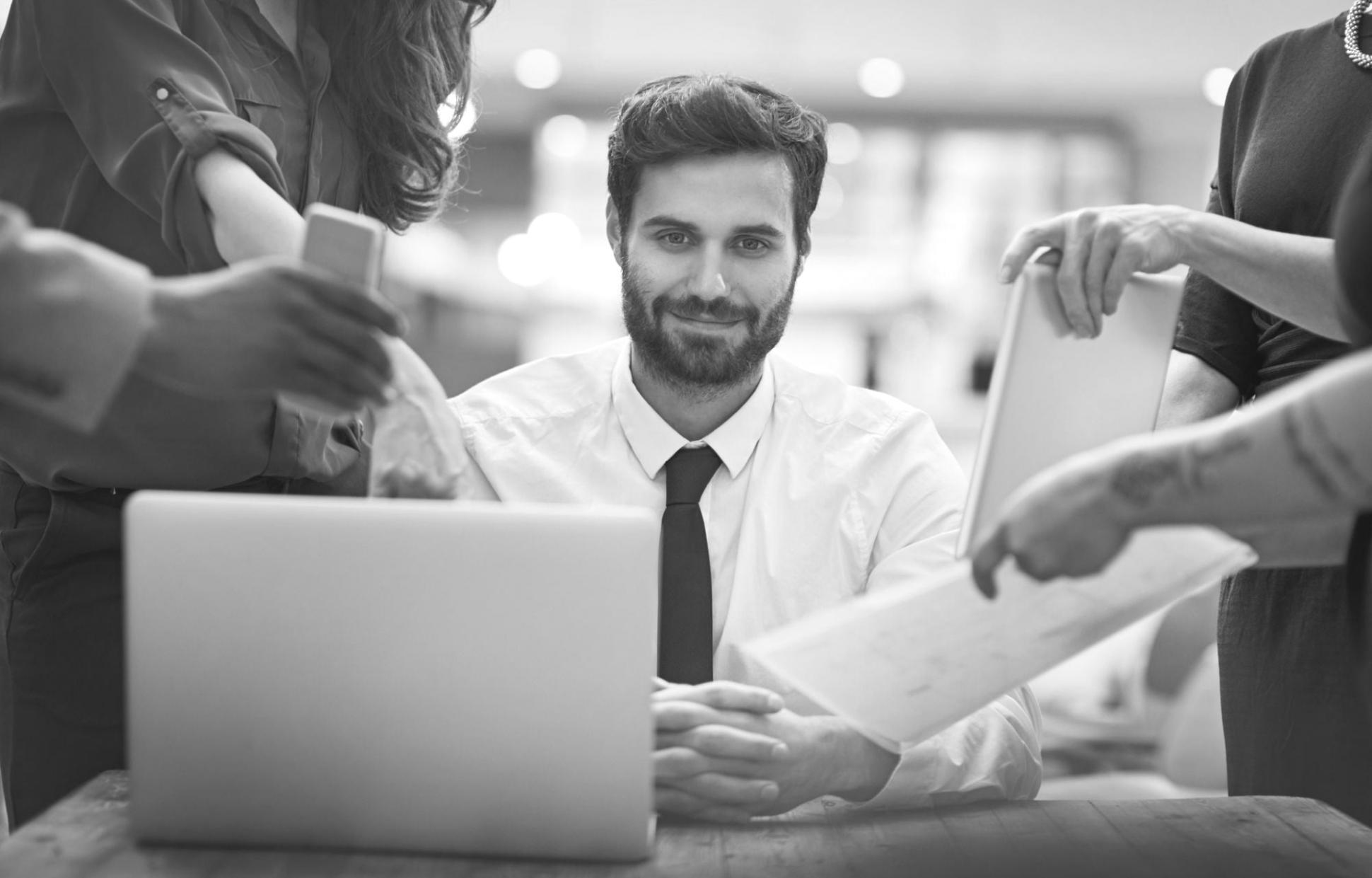 Session de formation avec groupe de franchisés travaillant ensemble
